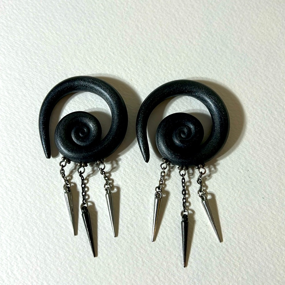 Taper 0 Gauge swirl earing with silver spikes